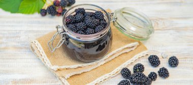 Kavanozda böğürtlen reçeli. Seçici odak. Doğa