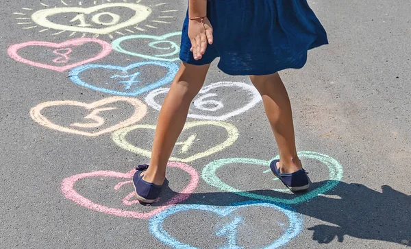 Barnens Hoppa Hage Spel Trottoaren Selektivt Fokus — Stockfoto