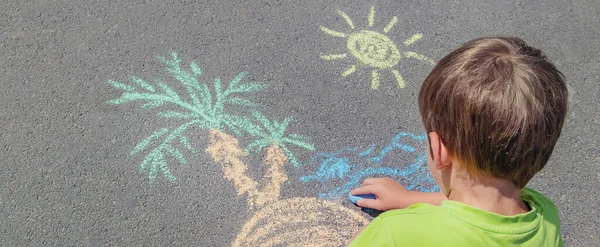 Niño Dibuja Con Tiza Pavimento Enfoque Selectivo Naturaleza —  Fotos de Stock