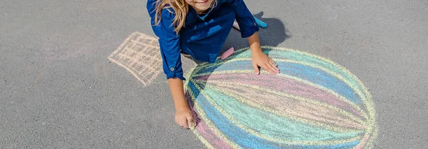 Criança Desenha Com Giz Pavimento Foco Seletivo — Fotografia de Stock