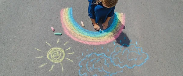 Kind Zeichnet Mit Kreide Auf Den Bürgersteig Selektiver Fokus Natur — Stockfoto