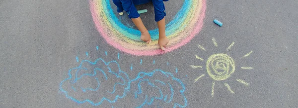 子供は歩道にチョークで描く 選択的焦点 — ストック写真