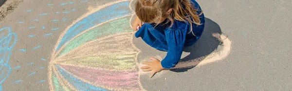 Enfant Dessine Craie Sur Trottoir Concentration Sélective Nature — Photo