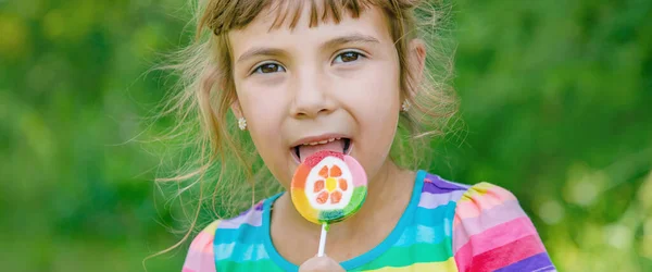 Lollipops Handen Van Een Kind Selectieve Focus — Stockfoto