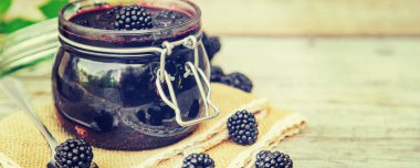 Kavanozda böğürtlen reçeli. Seçici odak. Doğa