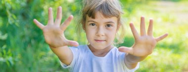 boyalı elleri ve bacakları ile çocuk. Seçici odaklama.