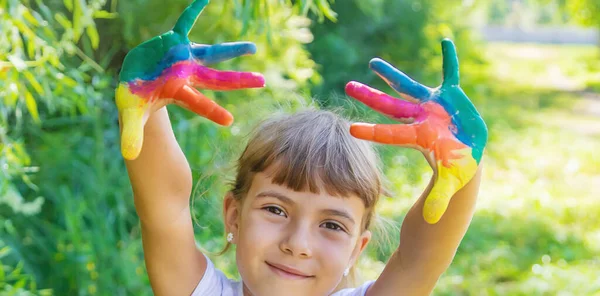 Niño Con Las Manos Las Piernas Pintadas Enfoque Selectivo —  Fotos de Stock