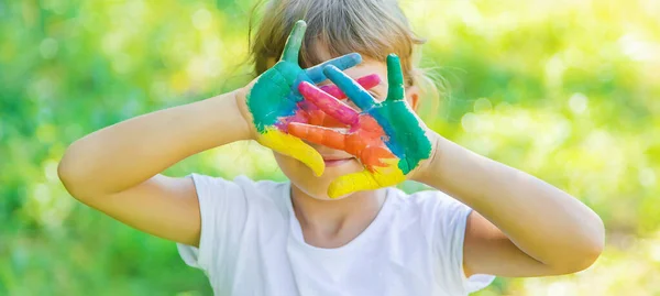 Niño Con Las Manos Las Piernas Pintadas Enfoque Selectivo —  Fotos de Stock