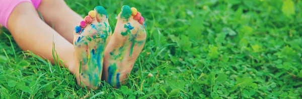 Дитина Пофарбованими Руками Ногами Вибірковий Фокус Природа — стокове фото