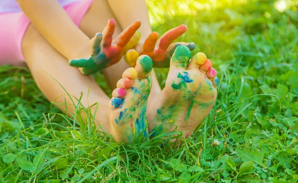 Dziecko Pomalowanymi Rękami Nogami Selektywne Skupienie Natura — Zdjęcie stockowe
