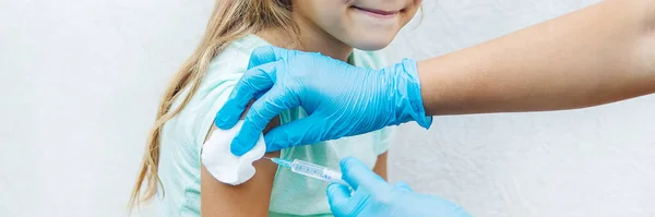 Médecin Injecte Enfant Dans Bras Concentration Sélective — Photo