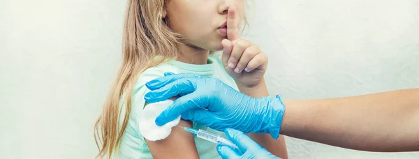 Médico Criança Uma Injeção Braço Foco Seletivo — Fotografia de Stock