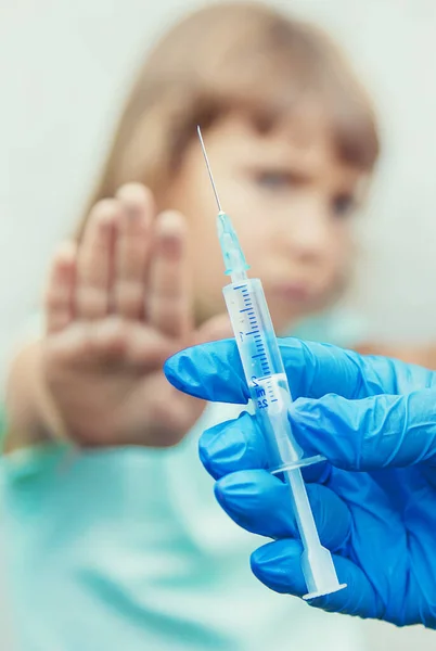 Orvos Gyermeknek Injekciót Karját Szelektív Fókusz — Stock Fotó