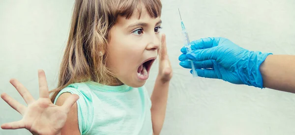 Orvos Gyermeknek Injekciót Karját Szelektív Fókusz — Stock Fotó