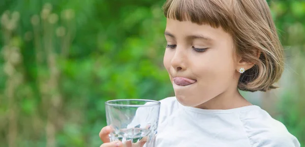 Barn Dricker Vatten Från Ett Glas Selektivt Fokus — Stockfoto