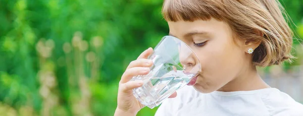 Barn Dricker Vatten Från Ett Glas Selektivt Fokus — Stockfoto