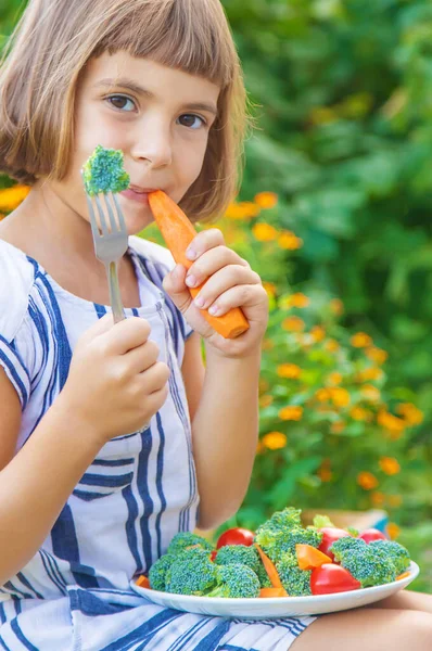 Niño Come Verduras Brócoli Zanahorias Enfoque Selectivo — Foto de Stock