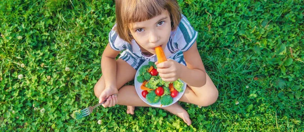 Child Eats Vegetables Broccoli Carrots Selective Focus — Stock Photo, Image