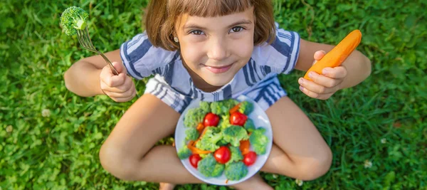 Bambino Mangia Broccoli Verdure Carote Focus Selettivo — Foto Stock