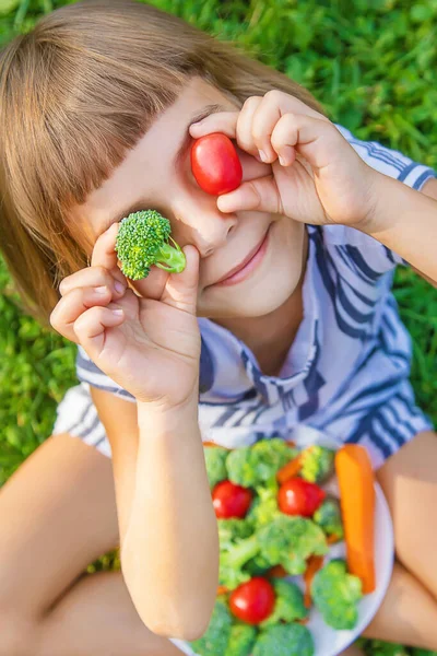 Barn Äter Grönsaker Broccoli Och Morötter Selektivt Fokus — Stockfoto