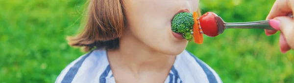 Παιδί Τρώει Λαχανικά Μπρόκολο Και Καρότα Επιλεκτική Εστίαση — Φωτογραφία Αρχείου