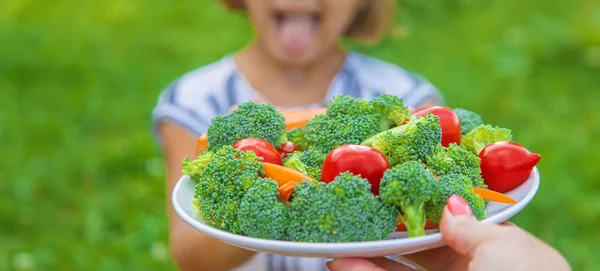 Bambino Mangia Broccoli Verdure Carote Focus Selettivo — Foto Stock