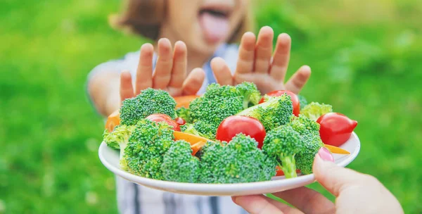 Bambino Mangia Broccoli Verdure Carote Focus Selettivo — Foto Stock