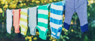 bebek kıyafetleri yıkamak. Keten temiz havada kurur. Seçici odak. Doğa.