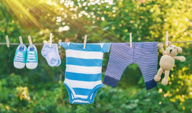 bebek kıyafetleri yıkamak. Keten temiz havada kurur. Seçici odak. Doğa.