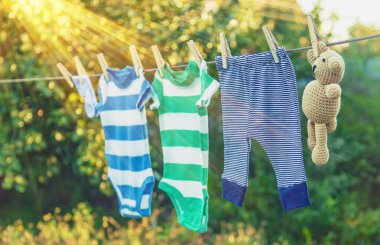 bebek kıyafetleri yıkamak. Keten temiz havada kurur. Seçici odak. Doğa.