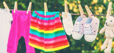 bebek kıyafetleri yıkamak. Keten temiz havada kurur. Seçici odak. Doğa.