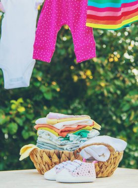 bebek kıyafetleri yıkamak. Keten temiz havada kurur. Seçici odak. Doğa.
