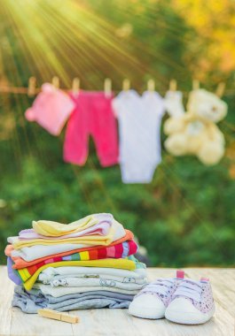 bebek kıyafetleri yıkamak. Keten temiz havada kurur. Seçici odak. Doğa.