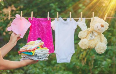 bebek kıyafetleri yıkamak. Keten temiz havada kurur. Seçici odak. Doğa.