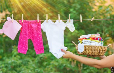 bebek kıyafetleri yıkamak. Keten temiz havada kurur. Seçici odak. Doğa.