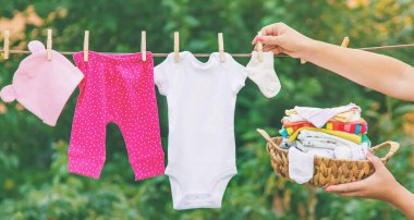 bebek kıyafetleri yıkamak. Keten temiz havada kurur. Seçici odak. Doğa.