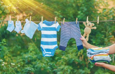 bebek kıyafetleri yıkamak. Keten temiz havada kurur. Seçici odak. Doğa.