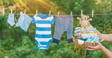 bebek kıyafetleri yıkamak. Keten temiz havada kurur. Seçici odak. Doğa.