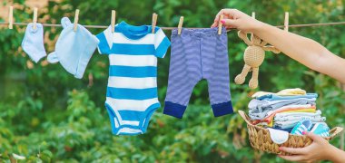 bebek kıyafetleri yıkamak. Keten temiz havada kurur. Seçici odak. Doğa.