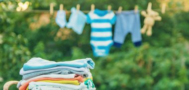 bebek kıyafetleri yıkamak. Keten temiz havada kurur. Seçici odak. Doğa.