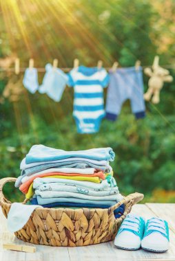 bebek kıyafetleri yıkamak. Keten temiz havada kurur. Seçici odak. Doğa.