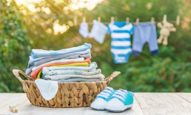bebek kıyafetleri yıkamak. Keten temiz havada kurur. Seçici odak. Doğa.