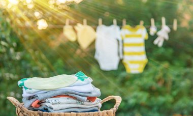 bebek kıyafetleri yıkamak. Keten temiz havada kurur. Seçici odak. Doğa.