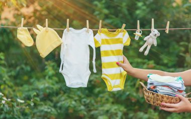 bebek kıyafetleri yıkamak. Keten temiz havada kurur. Seçici odak. Doğa.
