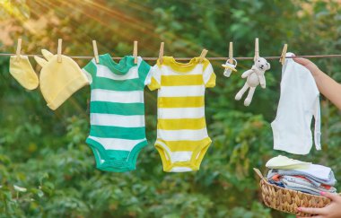 bebek kıyafetleri yıkamak. Keten temiz havada kurur. Seçici odak. Doğa.