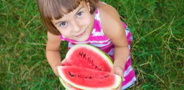 Kind Isst Eine Wassermelone Garten Selektiver Fokus — Stockfoto