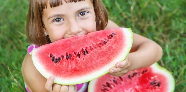 Kind Eet Een Watermeloen Tuin Selectieve Focus — Stockfoto