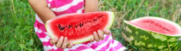 Kind Isst Eine Wassermelone Garten Selektiver Fokus Natur — Stockfoto