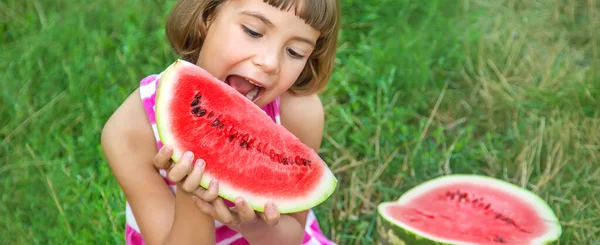 Barn Äter Vattenmelon Trädgården Selektivt Fokus — Stockfoto