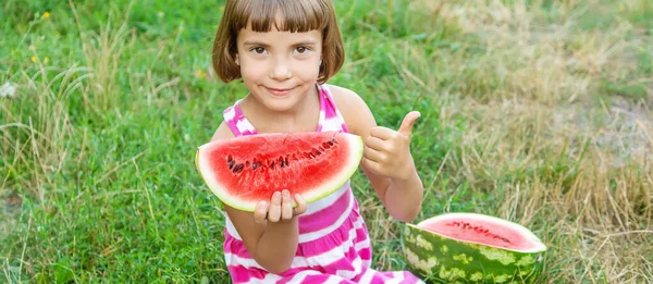 Kind Eet Een Watermeloen Tuin Selectieve Focus — Stockfoto